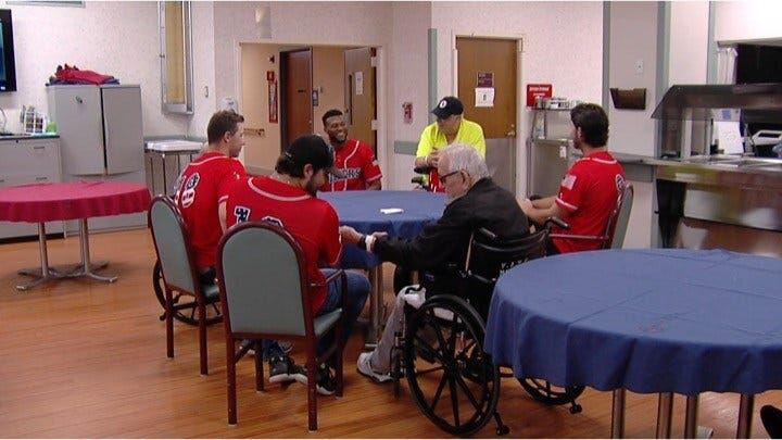 Southern Illinois Miners visit veterans